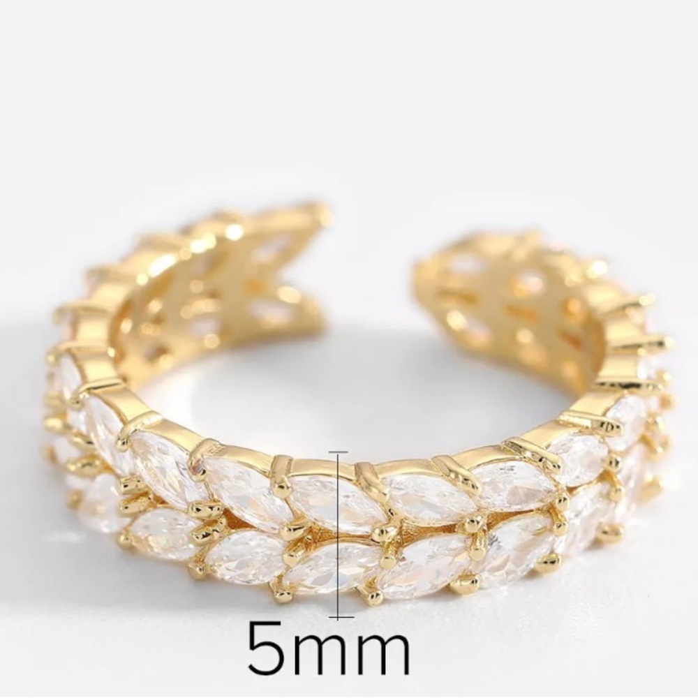 Adjustable crystal ring in marquise crystals